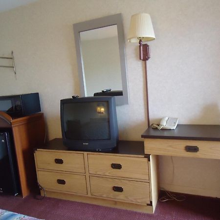 Welborn Motel - Hamptonville Екстер'єр фото